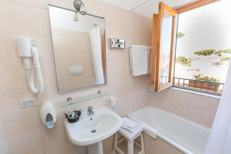 Bathroom 4, Hotel La Pace, Lucca