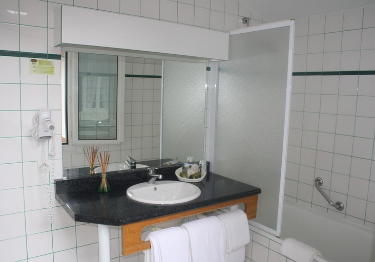 Bathroom, Logis Hotel Emeraude des Bois, Landes