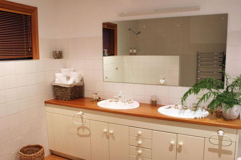 Bathroom 3, Motueka River Lodge, Tasman