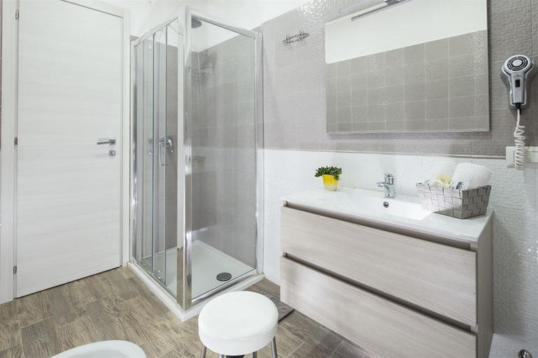 Bathroom 3, Hotel Brennero, Verona