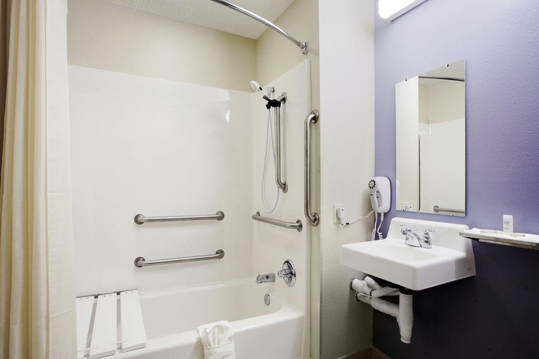 Bathroom 5, Motel 6 Sutherlin, OR, Douglas