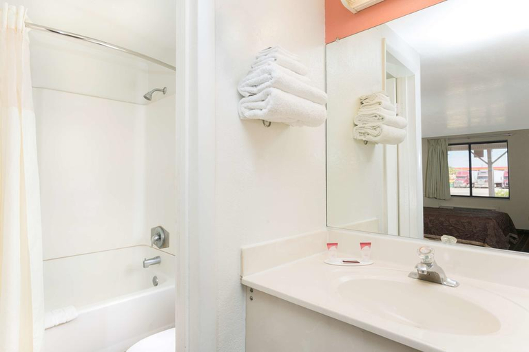 Bathroom 5, Knights Inn Punta Gorda, Charlotte