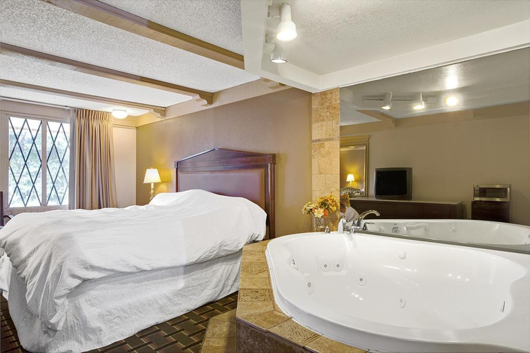 Bathroom, Knights Inn Greensburg, Westmoreland