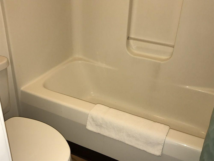 Bathroom 4, Motel 6 Front Royal, Warren