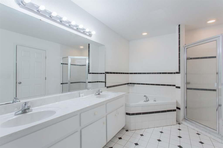 Bathroom 4, Knights Inn Arcadia, Desoto