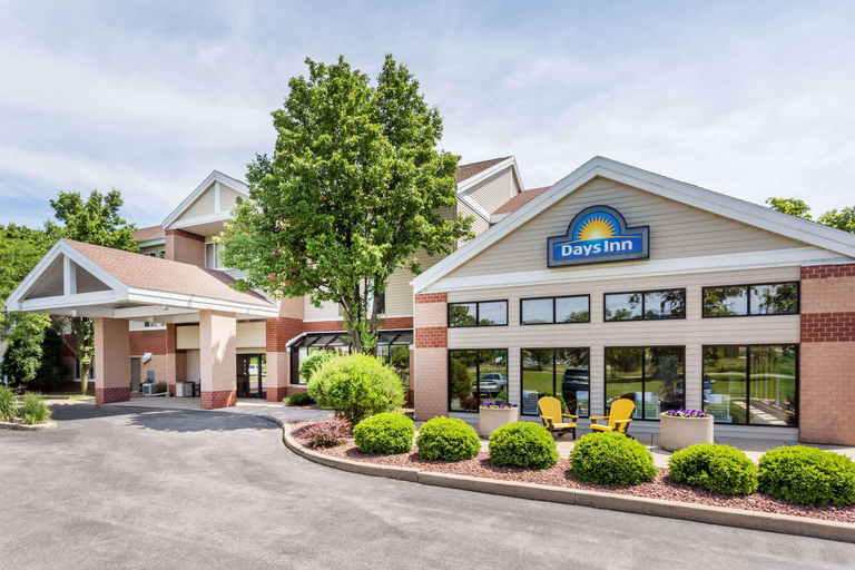 Exterior & Views 2, Days Inn & Suites by Wyndham Madison, Dane