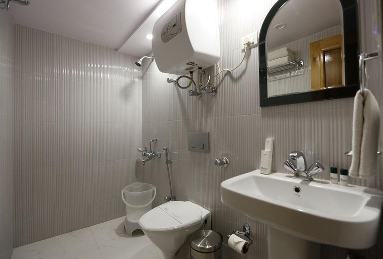 Bathroom 4, Hotel Fairmount, Shimla