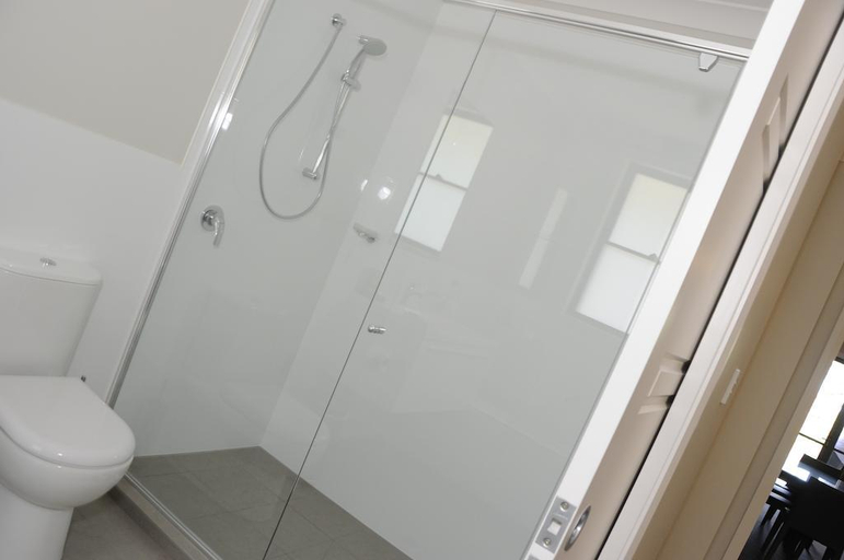 Bathroom 5, Riverside Oaks Golf Resort, Baulkham Hills - North