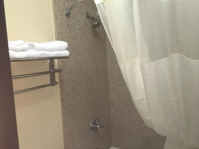 Bathroom 3, Quality Inn Banning I10, Riverside