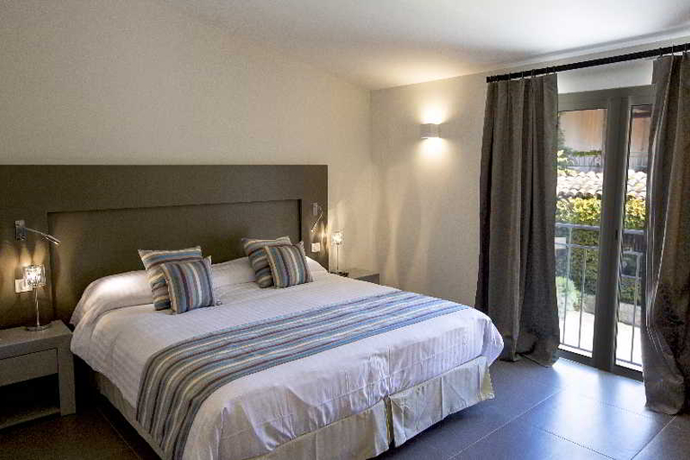 Bedroom 3, The Originals Hotel Golf Chateau de la Begude, Alpes-Maritimes