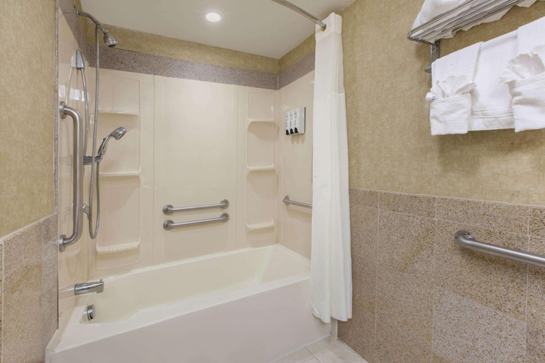 Bathroom 4, Baymont by Wyndham Pompton Plains/Wayne, Passaic