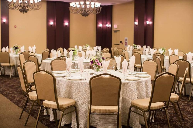 Food & Drinks 5, The Carbondale Grand Hotel & Conference Center, Lackawanna