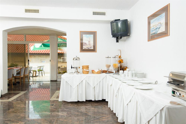 Food & Drinks 5, Downtown Private Rooms Mandic, Supetar