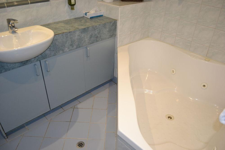 Bathroom 4, Parkside Motel Geelong, South Barwon - Inner