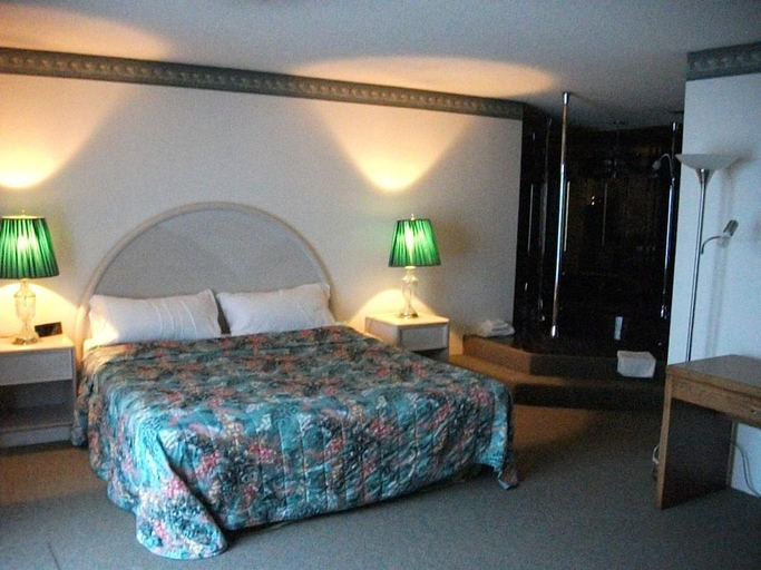 Bedroom 4, Knights Inn Mackinaw City, Emmet