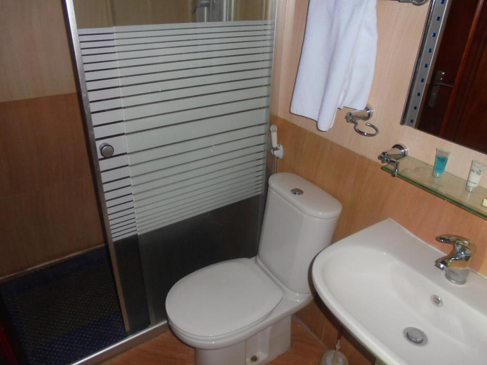 Bathroom 3, Adot Tina Hotel, Addis Abeba