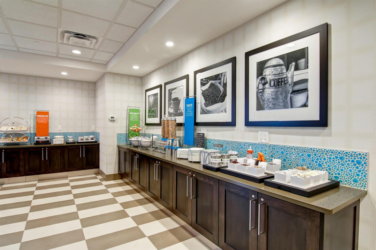 Food & Drinks 5, Hampton Inn & Suites by Hilton Saskatoon Airport, Division No. 11