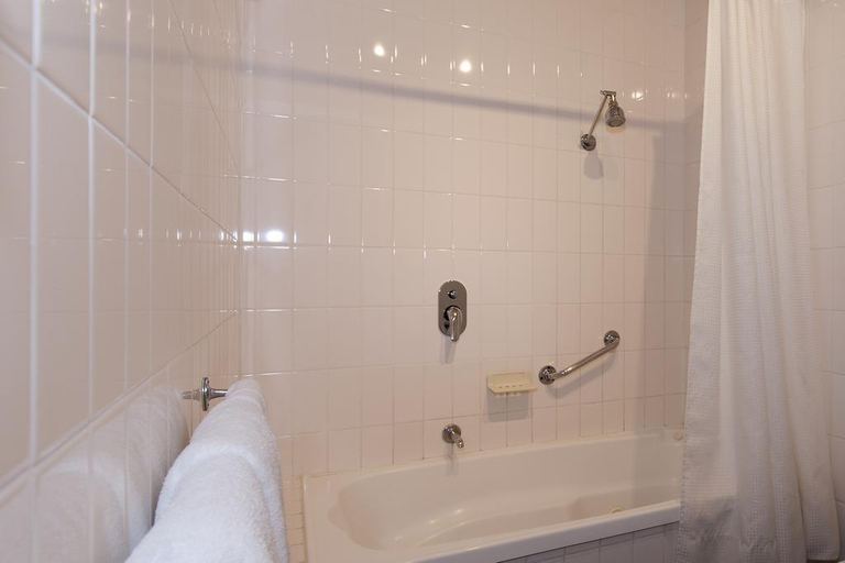 Bathroom 5, Echuca Nirebo Hotel, Campaspe - Echuca