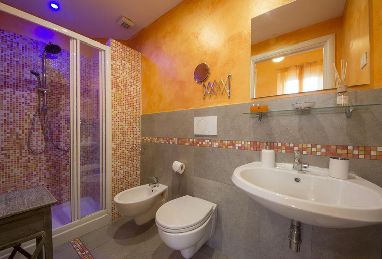 Bathroom 5, Ridolfi Guest House, Florence