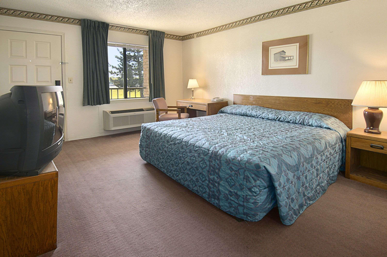 Bedroom 2, Travelodge by Wyndham Tulsa, Tulsa