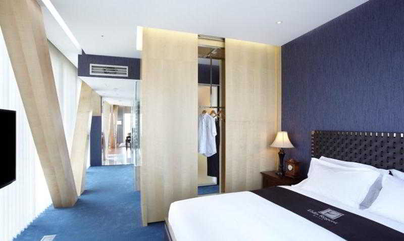 Bedroom 2, Eldis Regent Hotel, Buk