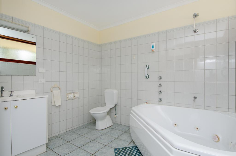 Bathroom 4, William MacIntosh Motor Lodge, Naracoorte Lucindale