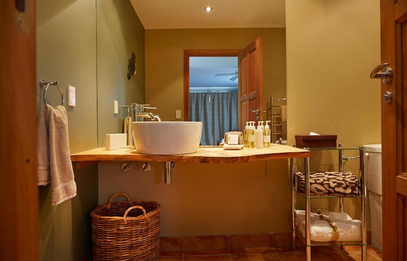Bathroom 4, The Resurgence, Tasman