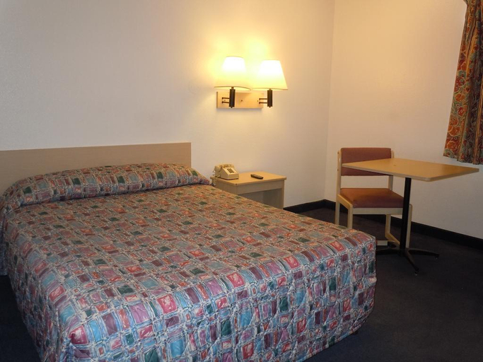Bedroom 4, Knights Inn Grand Rapids, Kent