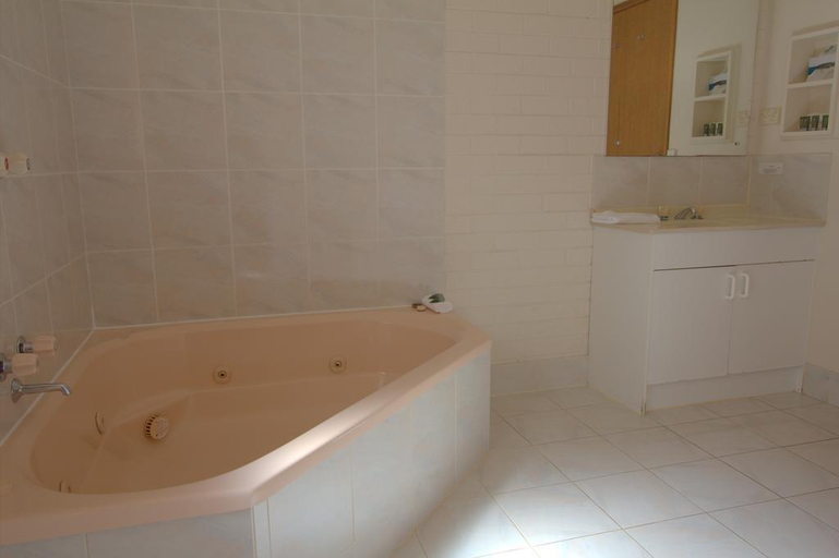 Bathroom 3, Blue Whale Motor Inn & Apartments, Warrnambool