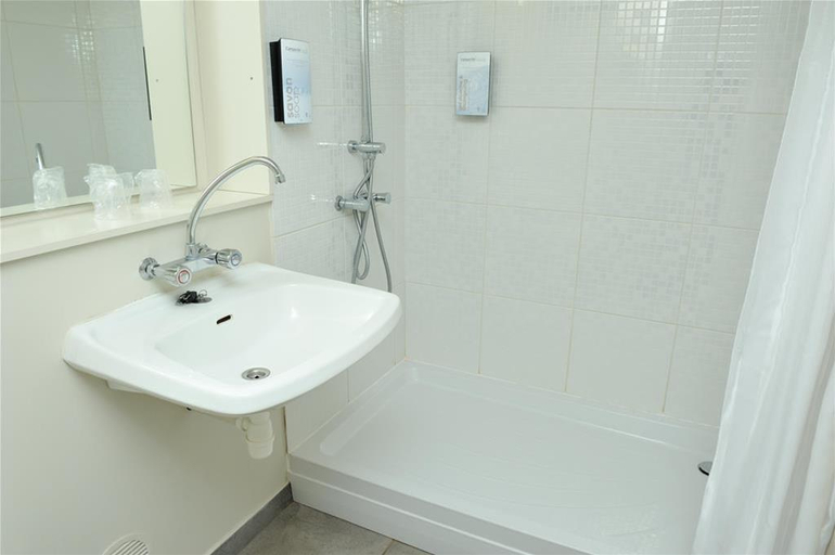 Bathroom 4, Brit Hotel Nancy Luneville, Meurthe-et-Moselle