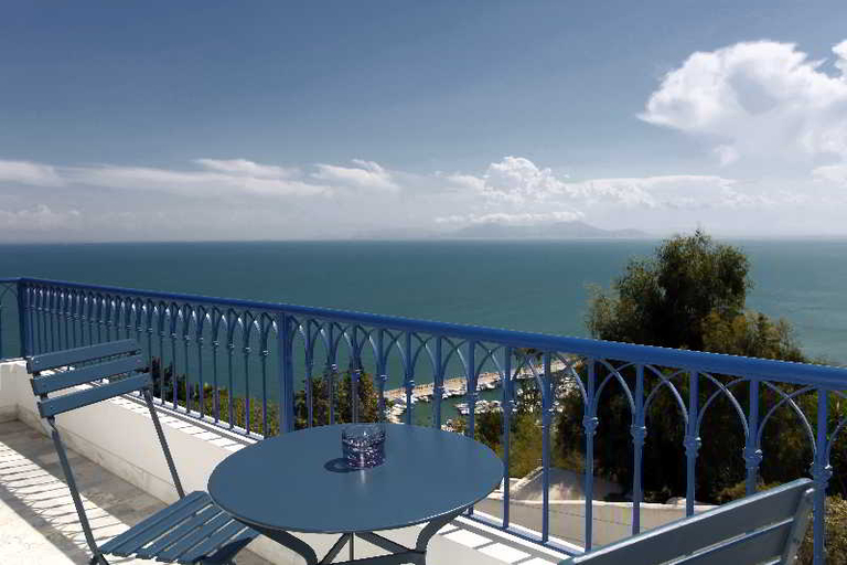 Exterior & Views