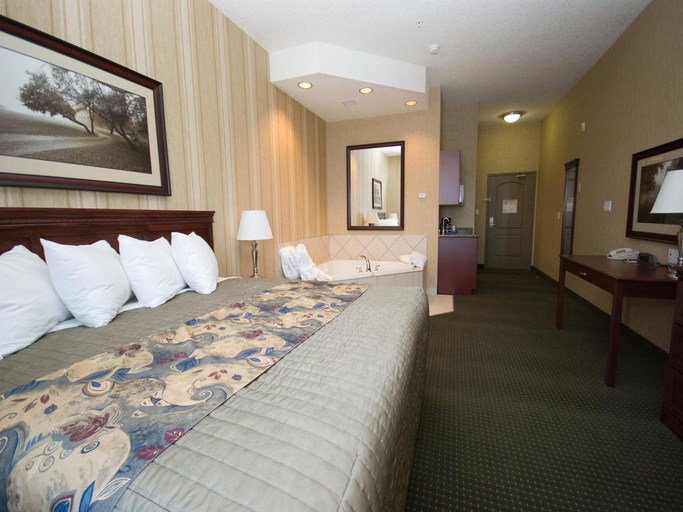 Bedroom 5, Redwood Inn & Suites, Division No. 19