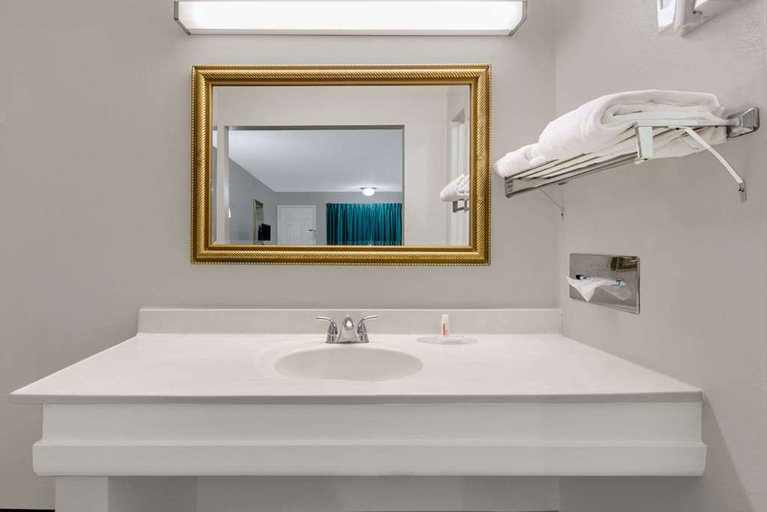 Bathroom 5, Days Inn by Wyndham Vernon, Wilbarger