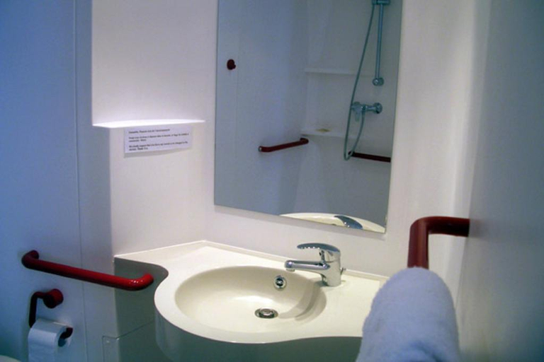 Bathroom, Hôtel le Grand Terre, Seine-et-Marne