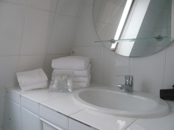 Bathroom 3, BRIDGESTREET CHAMPS ELYSEES, Paris