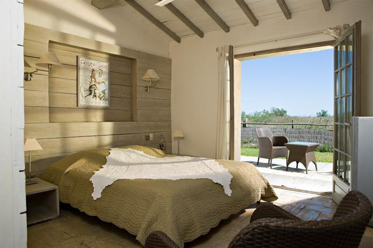 Bedroom 3, Hotel Restaurant Les Arnelles, Bouches-du-Rhône
