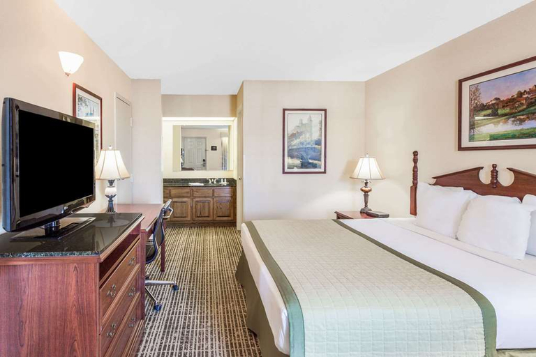 Bedroom 3, Red Roof Inn & Suites Calhoun, Gordon