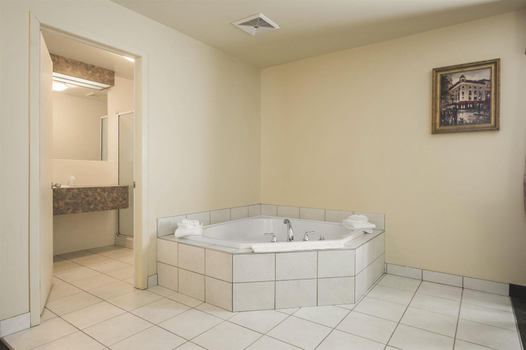 Bathroom 4, Econo Lodge Quebec, Desjardins