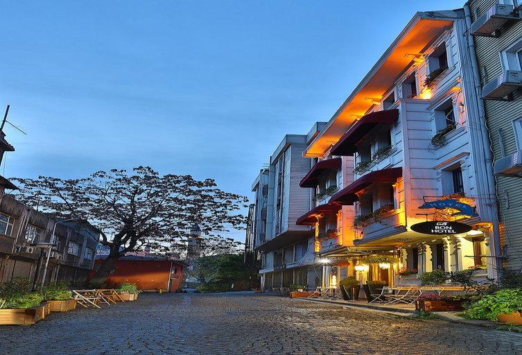 Exterior & Views