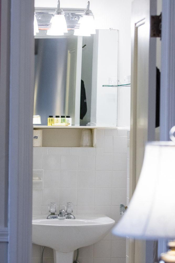Bathroom 2, The Queensbury Hotel, Warren