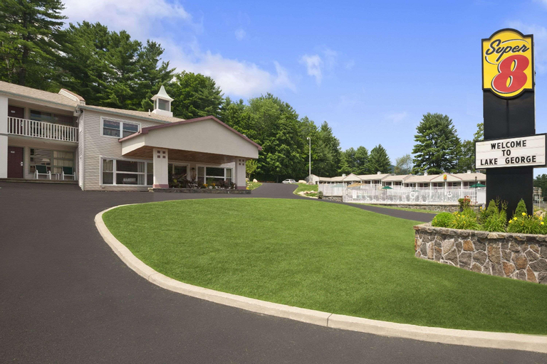 Super 8 by Wyndham Lake George/Downtown, Warren