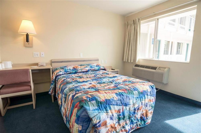 Bedroom 4, Motel 6-Reno, NV - Virginia Plumb, Washoe