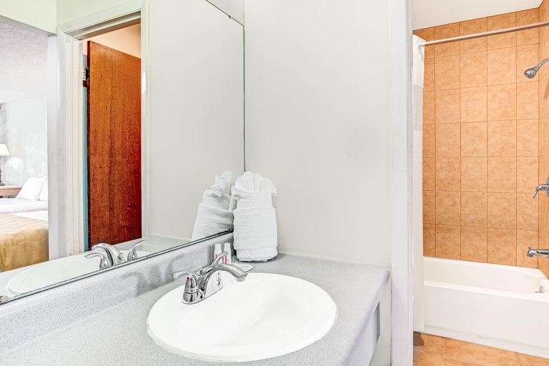 Bathroom, Knights Inn Kissimmee, Osceola