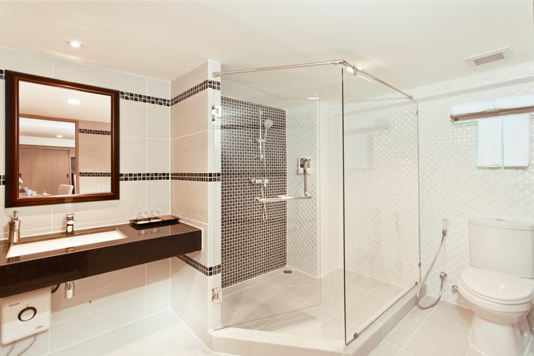 Bathroom 4, Adelphi Pattaya, Pattaya