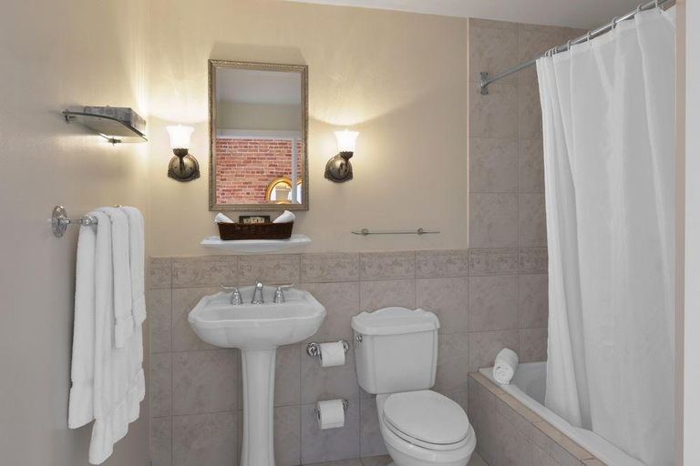 Bathroom, Hotel Bonaparte Montreal, Montréal