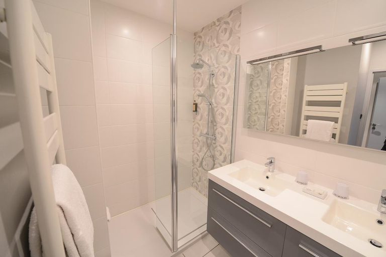 Bathroom 5, Les Maritonnes Parc et Vignoble, Rhône