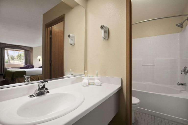 Bathroom 4, SureStay Hotel by Best Western Ukiah, Mendocino