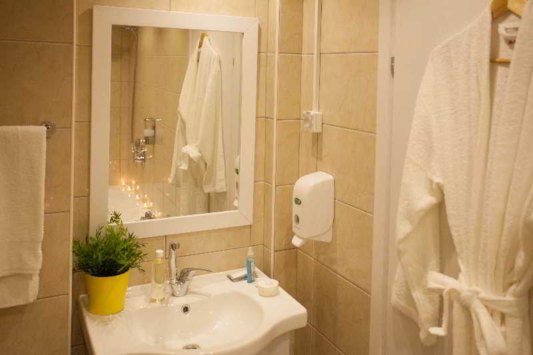 Bathroom 4, Elis Hotel
