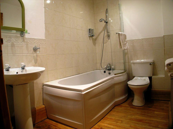 Bathroom 3, Lamphey Park Guest House, Pembrokeshire