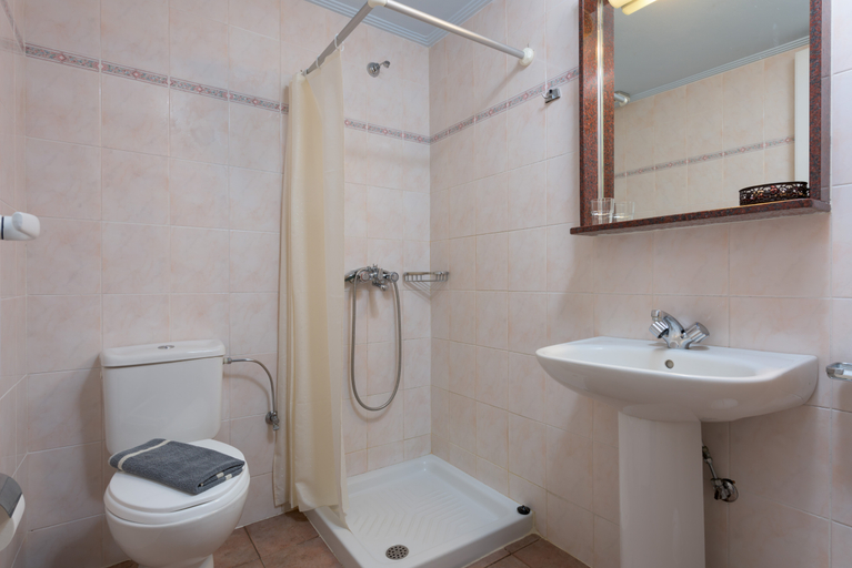 Bathroom, Vlycha Beach Studios, South Aegean